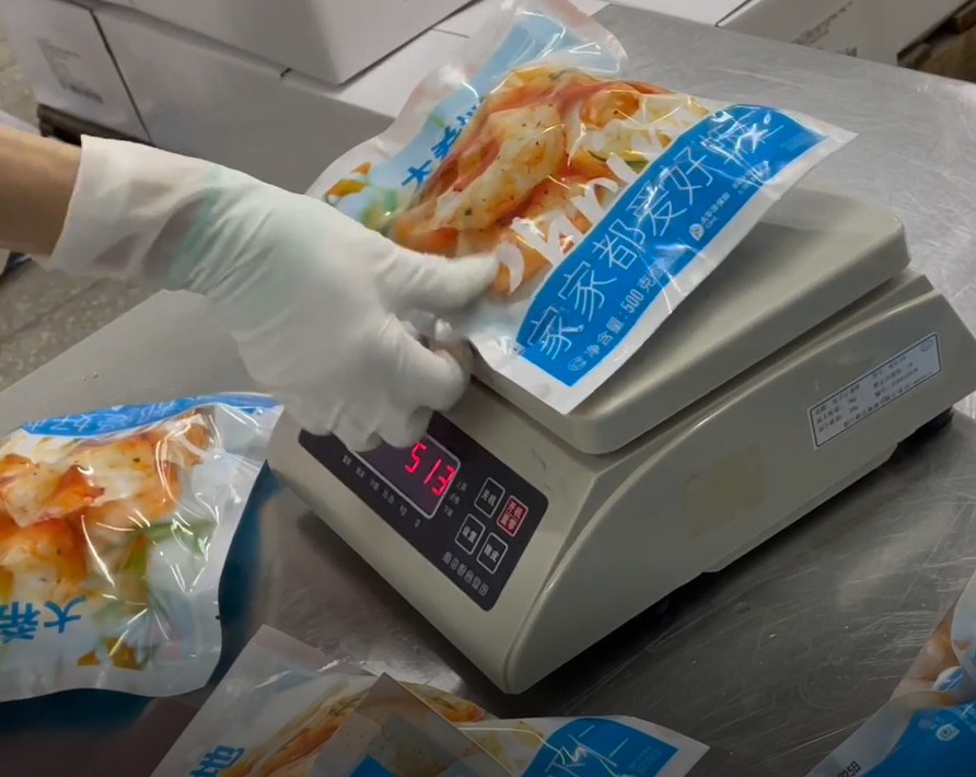SS 304 Weigher Packing Machine Icy Shrimp Workshop Packing System Target Berat 200g ~ 1500g