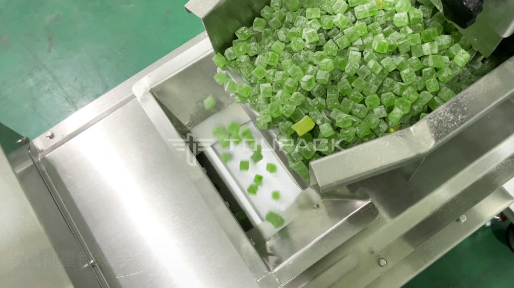 Mesin kemasan permen karet yang sepenuhnya otomatis Soft Jelly Fruit Chews Sweets VFFS Back Seal Packing Machine