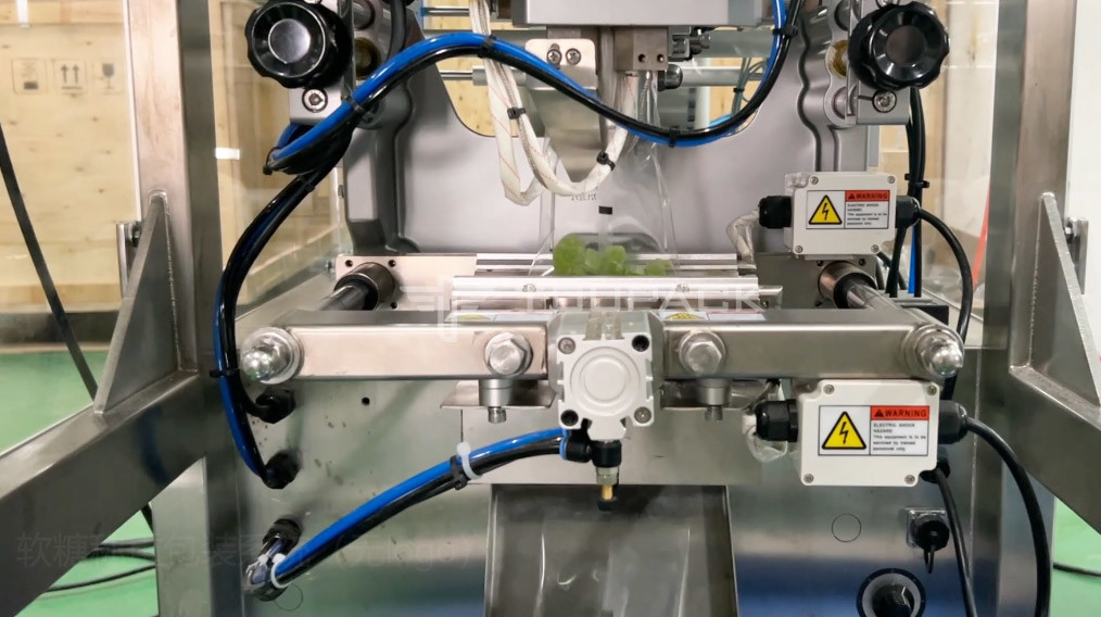 Mesin kemasan permen karet yang sepenuhnya otomatis Soft Jelly Fruit Chews Sweets VFFS Back Seal Packing Machine