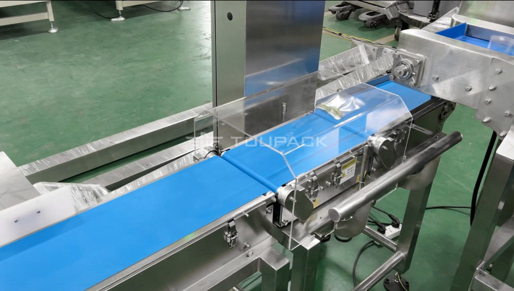 Mesin kemasan permen karet yang sepenuhnya otomatis Soft Jelly Fruit Chews Sweets VFFS Back Seal Packing Machine