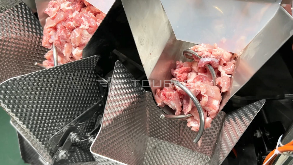 Daging babi mentah segar beku Potongan tulang rusuk Multihead Weigher Packing Machine Dengan Pengisian Sekrup