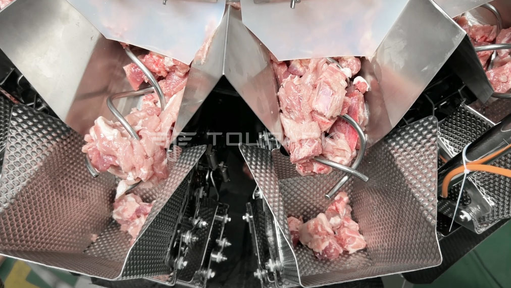 Daging babi mentah segar beku Potongan tulang rusuk Multihead Weigher Packing Machine Dengan Pengisian Sekrup