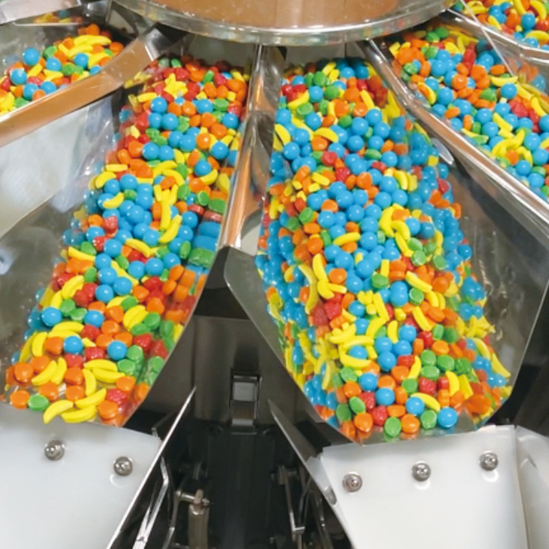 Efisiensi Tinggi Pistachio Nuts Vertikal Packing Machine PLC-Driven Untuk Sealing Wrapping Label Pengisian Kantong Packing Line