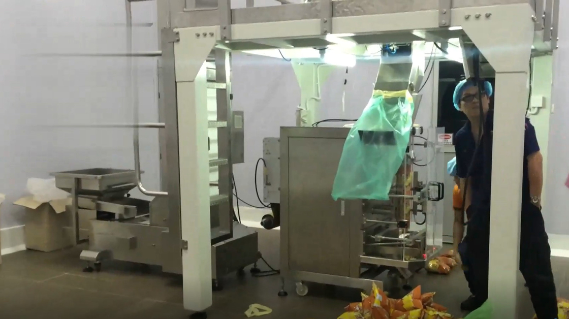VFFS Auto Weighing Filling Dan Sealing Machine 2.2KW Untuk Makanan Ringan Bantal Bagging