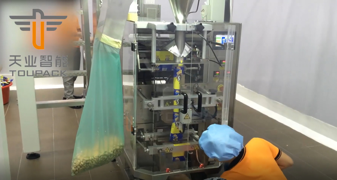VFFS Auto Weighing Filling Dan Sealing Machine 2.2KW Untuk Makanan Ringan Bantal Bagging