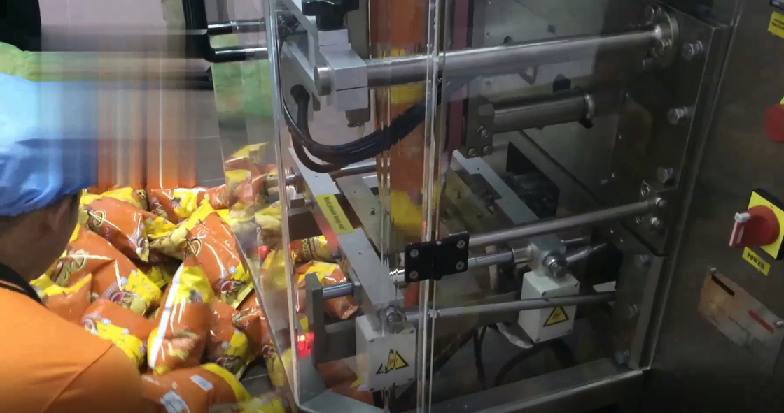 VFFS Auto Weighing Filling Dan Sealing Machine 2.2KW Untuk Makanan Ringan Bantal Bagging