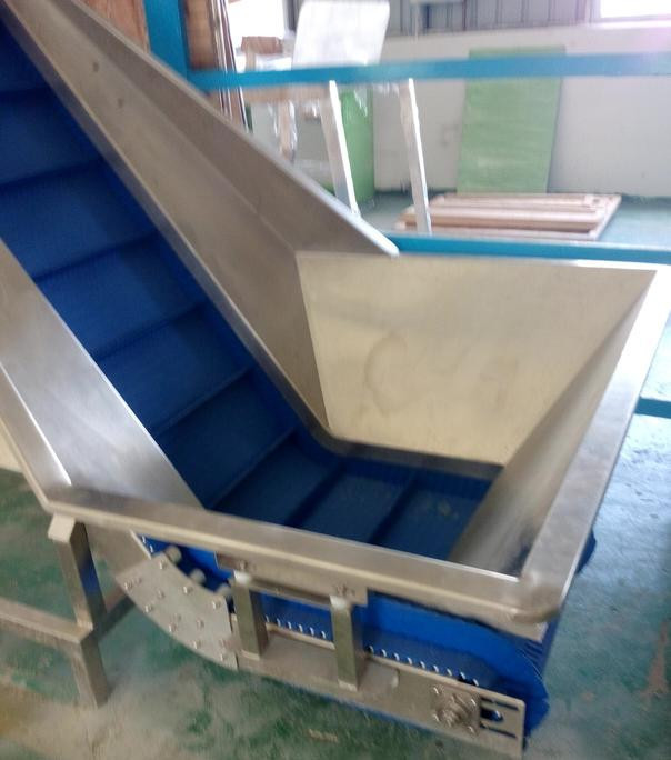 1.1KW Conveyor Miring S Bentuk Lift Stainless Steel 200L Terhubung Hopper