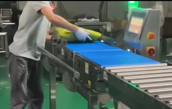 SUS304 Rolling Conveyor Check Weigher Dengan Perangkat Penolakan Miring